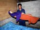 印尼女子身患竹柱脊奇病 身体僵硬如木板无法移动